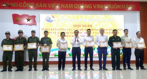 Lãnh đạo UBND phường An Khê tặng Giấy khen cho các tập thể, cá nhân có thành tích trong phong trào toàn dân bảo vệ an ninh Tổ quốc.