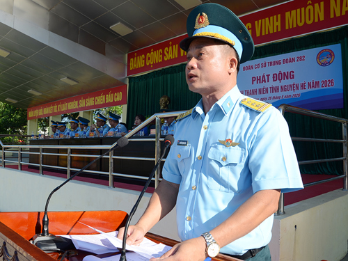 Thượng tá Nguyễn Mạnh Hoàn - Chính ủy Trung đoàn 282, Sư đoàn 375 phát biểu tại buổi phát động.