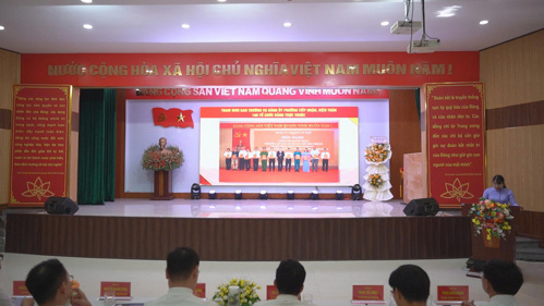 Đồng chí Nguyễn Thị Mỹ Hạnh, UVBTV, Trưởng Ban Ban xây dựng Đảng Đảng ủy phường báo cáo hoạt động Ban xây dựng Đảng Đảng ủy phường