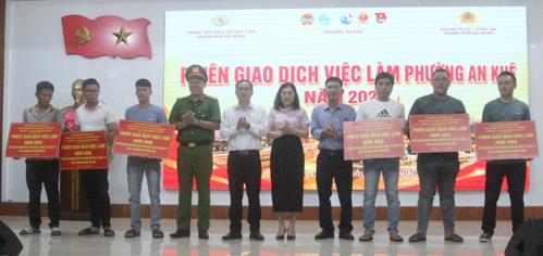 Lãnh đạo phường An Khê và các đơn vị tham gia phiên giao dịch trao biểu trưng vay vốn giải quyết việc làm.