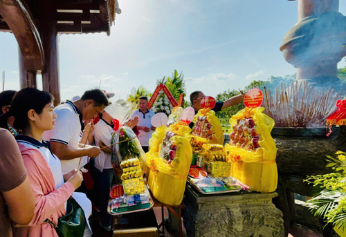 Đoàn thành kính dâng hoa, dâng hương và dành một phút mặc niệm để tưởng nhớ công lao to lớn của các anh hùng liệt sĩ