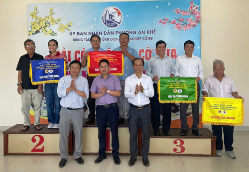 Đ/c Trương Thanh Toàn: PCT UBND phường An Khê và lãnh đạo Trung tâm CƯDVSNC phường trao cờ giải toàn đoàn các khu dân cư đạt giải