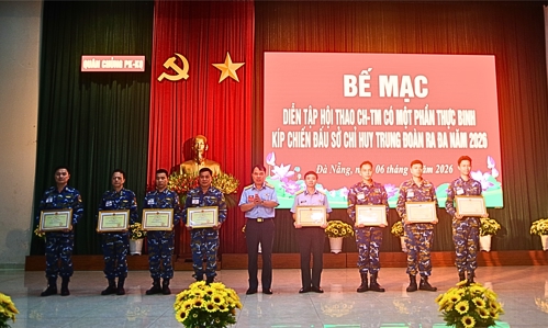 Đại tá Nguyễn Hải Hà, Chính ủy Trung đoàn (số 1 từ trái sang)  thay mặt Kíp chiến đấu nhận Bằng khen đạt giải Nhất toàn đoàn
