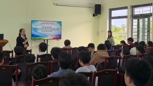 Hội trường được chuẩn bị chu đáo, đầy đủ trang thiết bị phục vụ cho việc trình chiếu, thuyết trình và trao đổi thông tin. Ngay từ đầu chương trình, các em học sinh đã thể hiện sự hào hứng, chăm chú lắng nghe và tích cực tương tác cùng báo cáo viên