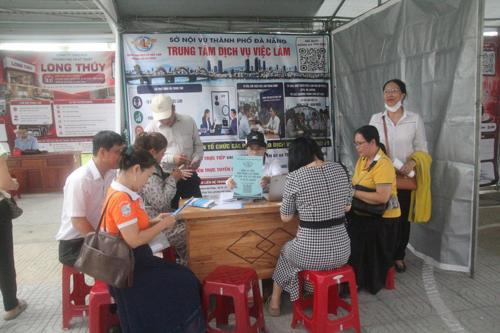 Người lao động tiếp cận nhu cầu tìm kiếm việc làm tại phiên giao dịch sáng ngày 15-8.
