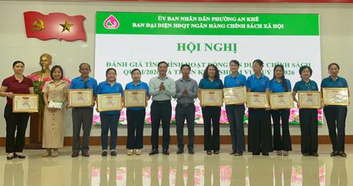 Trao khen thưởng cho các tập thể, cá nhân.