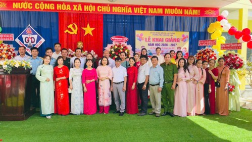 Cán bộ, chiến sĩ chụp ảnh lưu niệm cùng tập thể giáo viên  và học sinh nhân ngày khai trường
