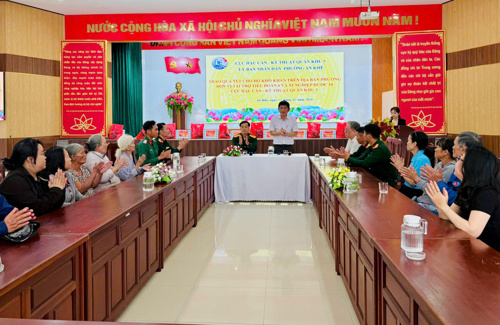 Quang cảnh buổi tặng quà