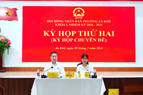 Đồng chí Nguyễn Lê Mậu Cường, Bí thư Đảng uỷ, Chủ tịch HĐND phường; đồng chí Hoàng Thị Kim Loan, Uỷ viên BTV, Phó Chủ tịch HĐND phường - Chủ toạ kỳ họp