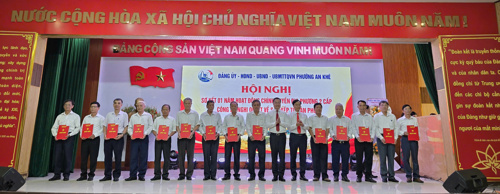 Đồng chí Nguyễn Lê Mậu Cường, Bí thư Đảng ủy, Chủ tịch HĐND phường và đồng chí Phan Tấn Dũng, Phó Bí thư Thường trực Đảng ủy trao Quyết định thành lập 43 Chi bộ Khu dân cư phường