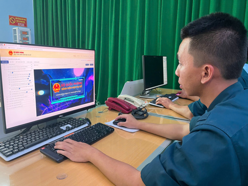 Cán bộ, chiến sĩ tích cực tham gia học tập chuyển đổi số  ứng dụng và thực hiện nhiệm vụ