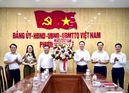 Thường trực Đảng ủy phường tặng hoa chúc mừng Ngày thành lập Ngành kiểm tra Đảng