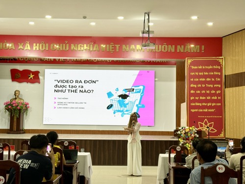 Báo cáo viên hội nghị - Bà Dương Quỳnh Oanh - Livestream Project Leader Do Agency