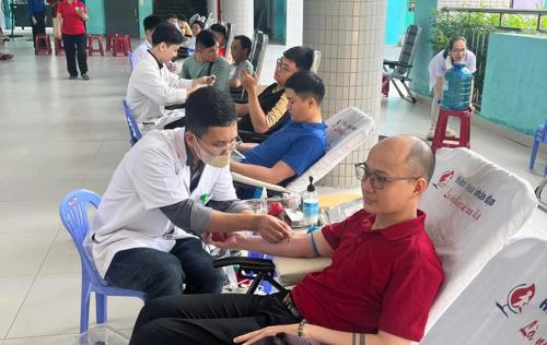 Người dân An Khê hiến máu tình nguyện sáng ngày 9-5.