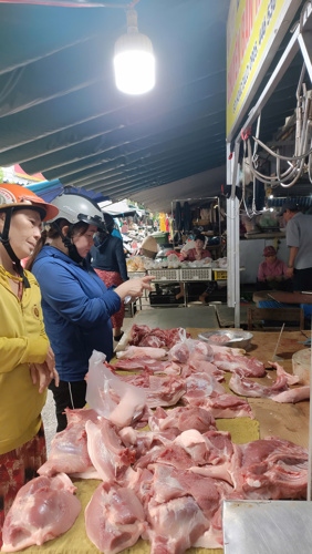 “Người dân và tiểu thương hưởng ứng mô hình chợ truyền thống 4.0."