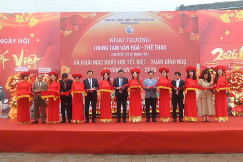 Các đại biểu cắt băng khai trương Trung tâm Văn hóa-Thể thao  phường An Khê tại địa chỉ 109 đường Lê Trọng Tấn