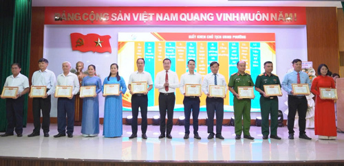 Đồng chí Nguyễn Lê Mậu Cường, Bí thư Đảng ủy, Chủ tịch HĐND phường trao Giấy khen của Chủ tịch UBND thành phố cho các tập thể và cá nhân