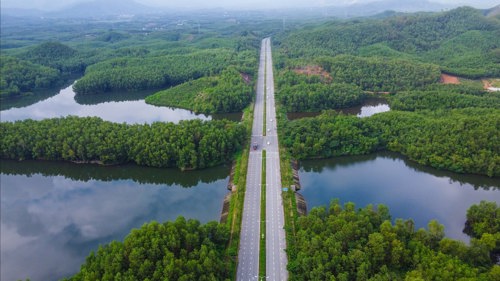 Tuyến đường Bà Nà - Suối Mơ là trục giao thông trọng điểm tại quy hoạch phân khu đô thị Sườn đồi. Đây cũng là nơi có vị trí dự kiến thuộc Khu thương mại Tự do Đà Nẵng trong tương lai