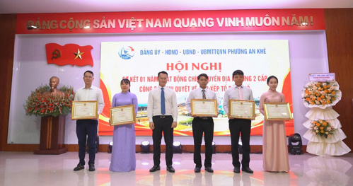 Đồng chí Nguyễn Mạnh Dũng, Thành ủy viên, Phó trưởng ban Tuyên giáo và Dân vận Thành uỷ  trao Giấy khen của Chủ tịch UBND thành phố cho các tập thể và cá nhân