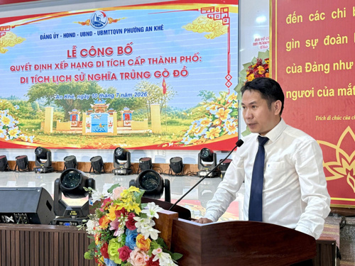 Phó Chủ tịch UBND phường An Khê Trương Thanh Toàn công bố các quyết định. Ảnh: Nguyễn Tú