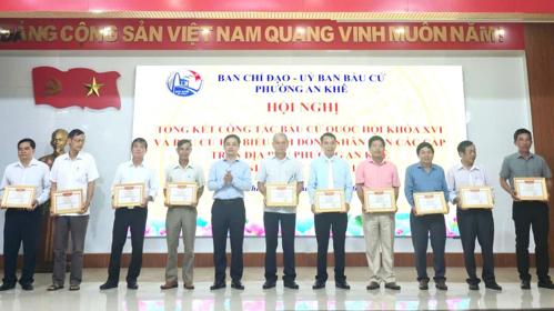 Chủ tịch UBND phường An Khê Ngô Ngọc Hậu tặng Giấy khen cho các tập thể, cá nhân.
