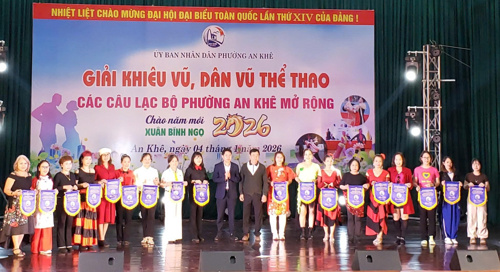 Đồng chí Trương Thanh Toàn: PCT UBND phường An Khê và lãnh đạo Trung tâm CƯDVSNC phường trao cờ lưu niệm cho các CLB tham gia giải (Ảnh: Đạt Hùng)