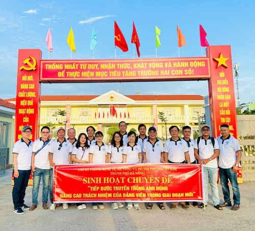 Tập thể đảng viên Chi bộ Phòng Kinh tế, Hạ tầng và Đô thị phường  tham gia sinh hoạt chuyên đề