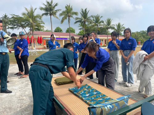 Chi đoàn thôn Giang Tắc, Phường Điện Bàn Đông tham quan Tiểu đoàn 178 trải nghiệm hoạt động sắp xếp nội vụ