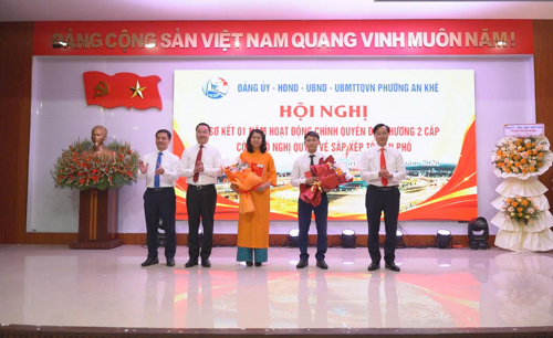 Đồng chí Nguyễn Lê Mậu Cường, Bí thư Đảng ủy, Chủ tịch HĐND phường, đồng chí Phan Tấn Dũng, Phó Bí thư Thường trực Đảng ủy, đồng chí Ngô Ngọc Hậu, Phó Bí thư, Chủ tịch UBND phường trao Quyết định thành lập Trạm y tế phường
