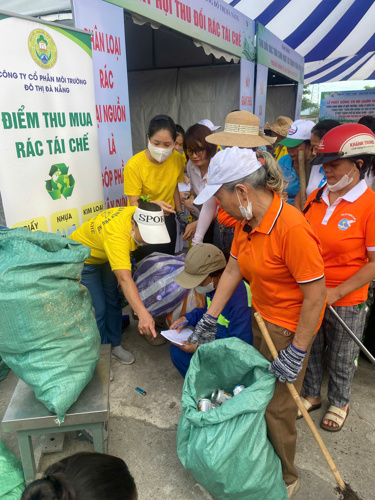 Điểm thu đổi rác thải tái chế và rác thải nguy hại