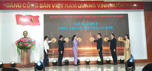 Phó Chủ tịch UBND thành phố Nguyễn Thị Anh Thi và các đại biểu thực hiện nghi thức ra mắt biểu trưng (logo) phường An Khê