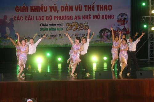 Vận động viên biểu diễn các nội dung thi đấu.