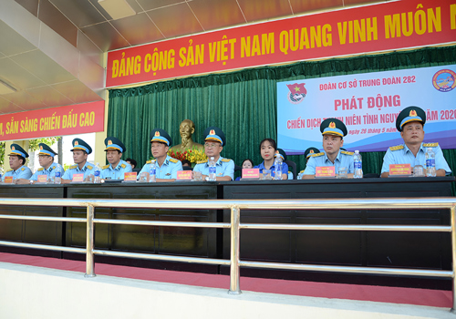 Các đại biểu tham gia chương trình.