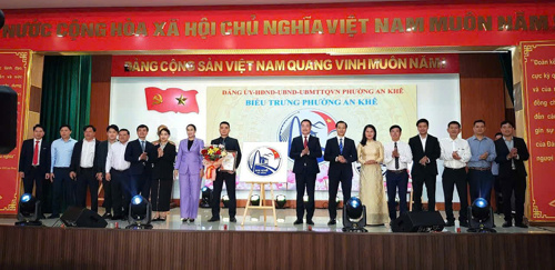 Phó Chủ tịch UBND thành phố Nguyễn Thị Anh Thi trao giải Nhất cho tác giả Nguyễn Ngọc Huy Mẫn
