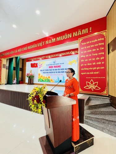 Đại diện cán bộ Khu dân cư báo cáo tham luận