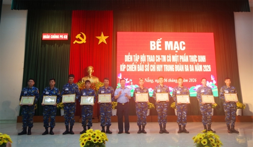 Đại úy QNCN Phạm Xuân Nhanh (số 1 từ trái sang)  nhận Giấy khen đạt giải Nhất lái xe kiêm điện công