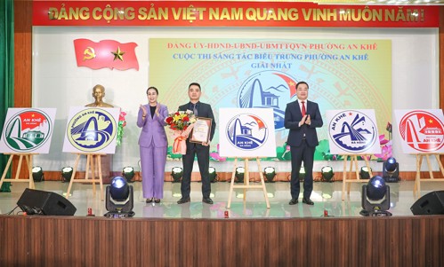 Phó Chủ tịch UBND thành phố Nguyễn Thị Anh Thi trao giải Nhất cho tác giả Nguyễn Ngọc Huy Mẫn