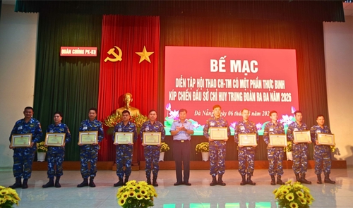Thượng tá Nguyễn Công Lập, Trung đoàn trưởng (số 1 từ trái sang)  và 3 cá nhân khác của Trung đoàn nhận Giấy khen đạt giải Nhất cá nhân