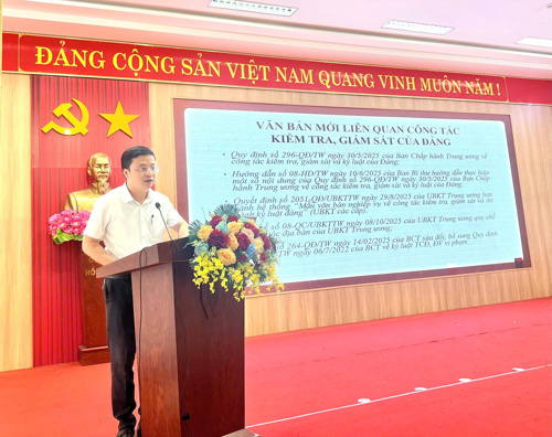 Đ/c Trương Thế Quân, Phó Trưởng phòng Phòng Nghiệp vụ 1, Cơ quan Ủy ban Kiểm tra Thành ủy Đà Nẵng, báo cáo viên hội nghị