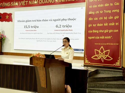 Báo cáo viên hội nghị - đ/c Lê Thị Quyên - Tổ Nghiệp vụ, dự toán, pháp chế - Thuế cơ sở 1 thành phố Đà Nẵng