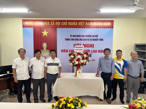 Lãnh đạo UBND phường thăm cán bộ nhân viên Trung tâm Cung ứng dịch vụ sự nghiệp công nhân ngày 27/3