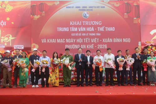 Lãnh đạo Đảng uỷ - HĐND - UBND - UBMTTQVN phường An Khê  tặng hoa các đơn vị, doanh nghiệp tham gia Ngày hội Tết Việt - 2026
