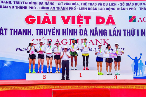 Đội nữ Việt dã phường An Khê trên bục nhận huy chương