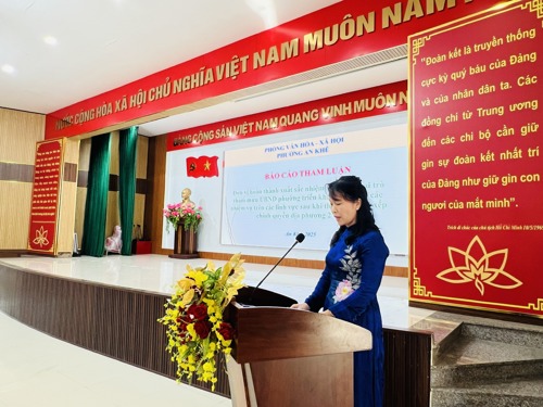 Lãnh đạo Phòng Văn hóa - Xã hội phường báo cáo tham luận