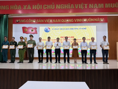 Lãnh đạo phường đã trao tặng giấy khen và chúc mừng 07 tập thể và 11 cá nhân, qua đó tạo động lực lan tỏa tinh thần trách nhiệm trong toàn thể cán bộ và nhân dân phường An Khê