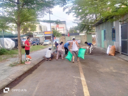 Các đơn vị, lực lượng tham dự đồng loạt ra quân tổng dọn vệ sinh môi trường khu vực xung quanh chợ Hòa Phát