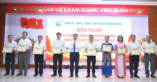 Đồng chí Ngô Ngọc Hậu ,Phó Bí thư Đảng ủy, Chủ tịch UBND phường trao Quyết định chỉ định lâm thời đối với 43 Tổ trưởng, Tổ phó mới phường