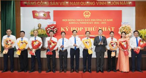 Thường trực Đảng ủy phường An Khê tặng hoa chúc mừng Chủ tịch, các Phó Chủ tịch và các Ủy viên UBND phường An Khê tại kỳ họp thứ nhất.