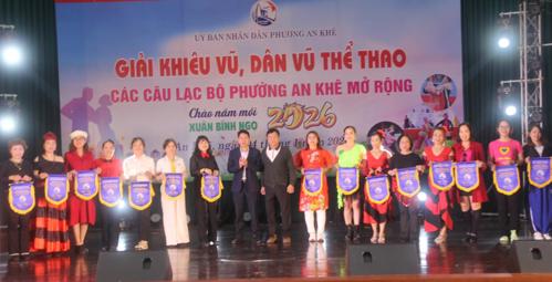 Lãnh đạo phường An Khê tặng Cờ lưu niệm cho các Câu lạc bộ tham dự giải.