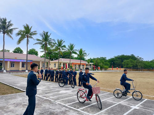 Những khoảng khắc giữ thăng bằng đầy kịch tính trong phần thi đi xe đạp chậm